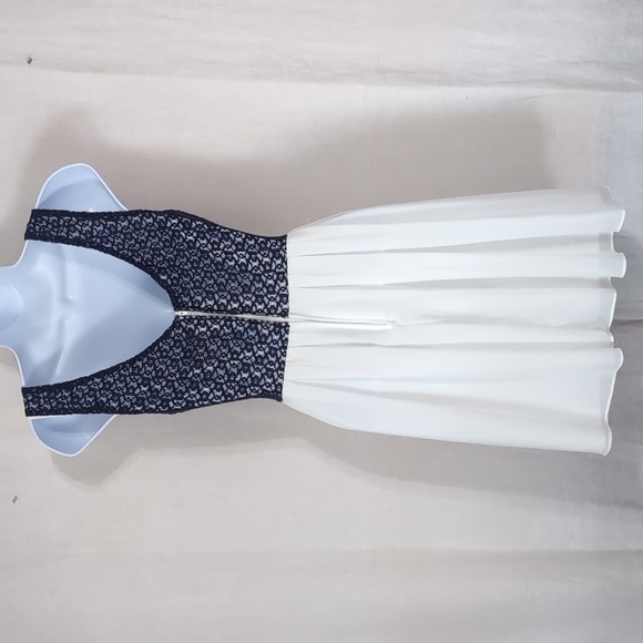 B. Darlin Blue White Fit and Flare Flowy Dress Sleeveless Size 3/4 - Picture 4 of 5